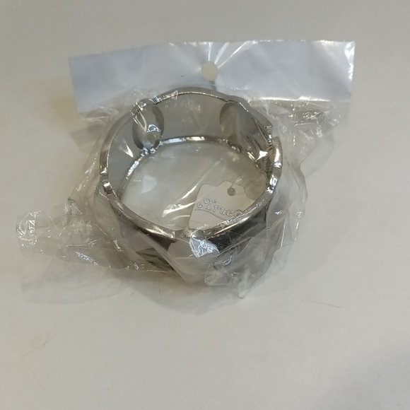 TRUE Brand Black And White Enamel Oval Silver Tone Hinged Clamper Bracelet NEW - Picture 5 of 5